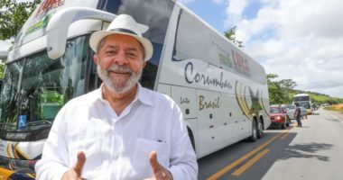 Artigo: Parlamentares da caravana de Lula podem ter salários descontados