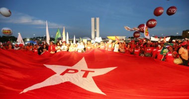 Artigo: Trechos de rodovias são interditados por integrantes do MST a favor de Lula