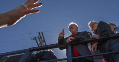 Artigo: Lula é recebido com protestos em cidade do Sul