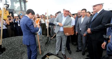 Artigo: Neto não consegue colocar capacete enquanto Rui põe cimento em tijolo