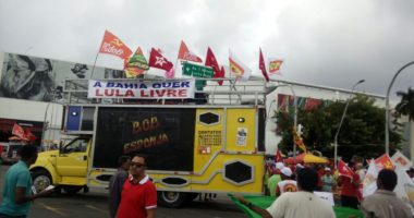 Artigo: VÍDEO: Militantes cantam “Lulalá” em Salvador