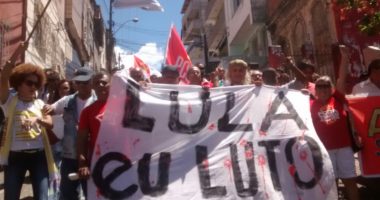 Artigo: Polícia retira manifestantes que ocupavam o triplex do Guarujá de Lula