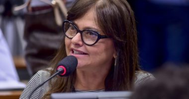 Artigo: Alice Portugal critica plano de vacinação de Bolsonaro