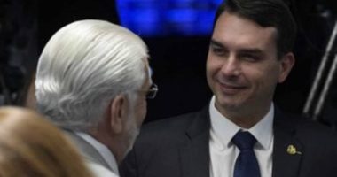 Artigo: Flávio Bolsonaro pagou R$ 87 mil em dinheiro por salas, diz jornal