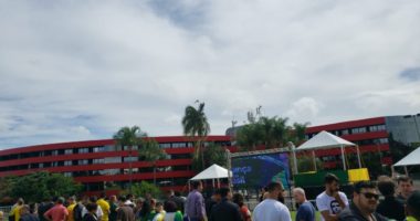 Artigo: Multidão espera presidente no lançamento da Aliança