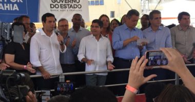 Artigo: Robinson ao lado de Neto