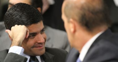 Artigo: Atacado por Carlos Bolsonaro, ACM Neto silencia