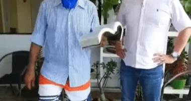 Artigo: Isidório segue recomendação de Rui e usa cueca como máscara