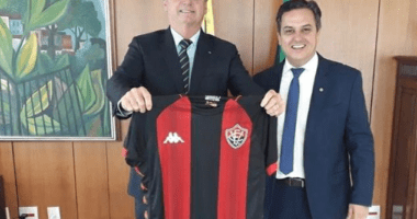 Artigo: Deputado presenteia Bolsonaro com camisa do Vitória