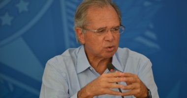 Artigo: Vacinação em massa é capítulo mais importante da pandemia, diz Guedes