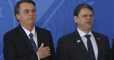 Artigo: Bolsonaro deixa Brasília rumo à cidade baiana para entregar novo trecho da BR-135