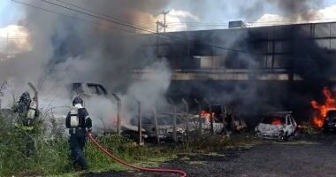 Artigo: Mais de 20 carros pegam fogo com incêndio em pátio de secretaria de Feira de Santana