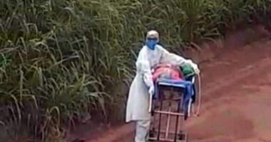 Artigo: Enfermeira empurra maca com paciente de Covid-19 após protesto interditar rodovia