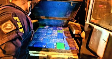 Artigo: Homem é preso com 90 kg de pasta base de cocaína em carro de luxo