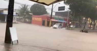 Artigo: Temporal alaga ruas de Nova Viçosa; chove em 24 horas o esperado para 2 meses