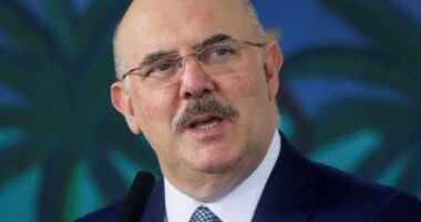 Artigo: Ministro da Educação pode responder por homofobia, diz revista