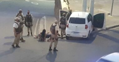 Artigo: Salvador: 4 suspeitos são presos após roubar carro e bater em poste durante fuga