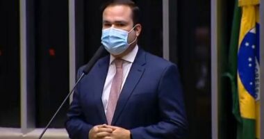 Artigo: “Desejo disputar a reeleição com meu pai na cadeira de governador”, diz Cacá Leão