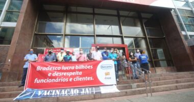 Artigo: Bancários fazem protesto pedindo inclusão no plano de imunização
