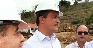 Artigo: Rui anuncia reconstrução de casas em Ibirataia