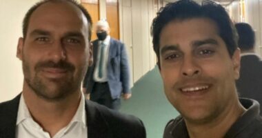 Artigo: Cotado para o governo, Alexandre visita o oeste com filho de Bolsonaro