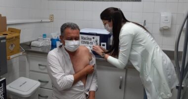 Artigo: Rui recebe segunda dose de vacina contra a Covid