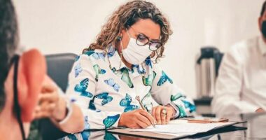 Artigo: Eunápolis: Cordélia deve sofrer debandada de vereadores da base, diz site