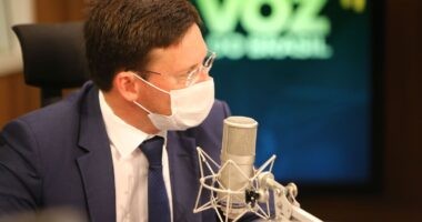 Artigo: Em troca de elogios, Roma diz que Damares é a ministra “mais bonita do Brasil”