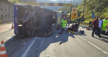 Artigo: Ônibus que levava time de futsal tomba na BR-376 e mata duas pessoas