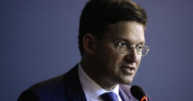 Artigo: Roma admite possível atraso no pagamento do Auxílio Brasil