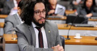 Artigo: PT quer candidatura de Jean Wyllys a deputado em 2022, diz jornal