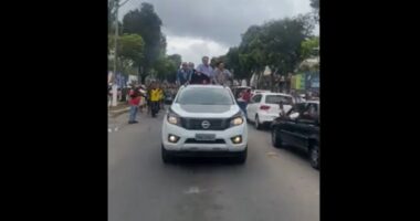 Artigo: Bolsonaro desfila em carro aberto nas ruas de Teixeira de Freitas