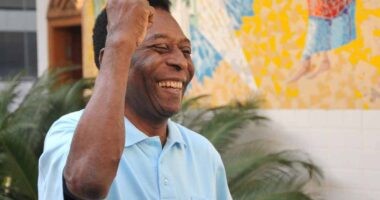Artigo: Pelé é internado após exames apontarem problemas de saúde