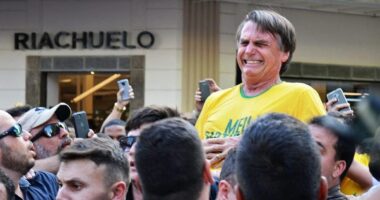 Artigo: Bolsonaro aguarda por reviravolta no caso da “facada” antes da eleição, diz coluna