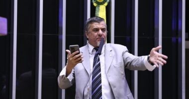 Artigo: Irritado, deputado bolsonarista chama colega “pro pau”