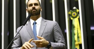 Artigo: Com Covid, Eduardo Bolsonaro critica ‘passaporte sanitário’