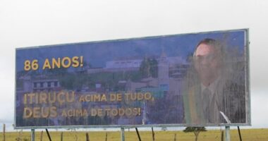 Artigo: Outdoors com imagem de Bolsonaro são atacados em Itiruçu