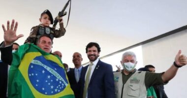 Artigo: ONU cobra punição a Bolsonaro por uso de criança com traje militar