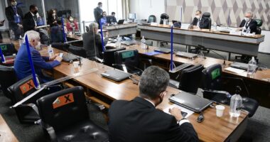 Artigo: Aziz adia para quarta-feira a leitura do relatório da CPI