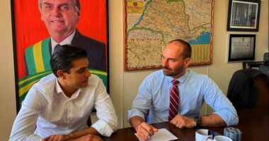 Artigo: Eduardo Bolsonaro encontra Alexandre Aleluia e apoia proposta contra passaporte da vacina