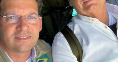 Artigo: Pré-candidato ao Governo, João Roma visita Ilhéus após forte chuva no Natal