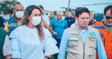 Artigo: Aliada de Neto, prefeita de Eunápolis posa ao lado de João Roma e agradece ajuda