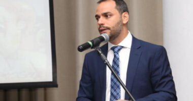 Artigo: Augusto Vasconcelos comemora emenda que evita precarização da gestão das escolas