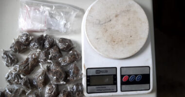 Artigo: Suspeito de tráfico de drogas e porte ilegal de arma é preso