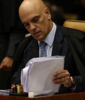 Artigo: Moraes nega prisão domiciliar e diz que número de visitas na prisão atestam boa saúde de Bolsonaro