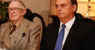 Artigo: Bolsonaro lamenta morte de Olavo de Carvalho: “farol para milhões de brasileiros”