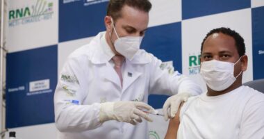 Artigo: Vacina brasileira contra a covid é aplicada pela primeira vez em Salvador