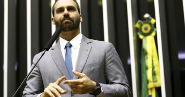 Artigo: Eduardo Bolsonaro vai pra cima e condena senadores após queda da PEC da Blindagem