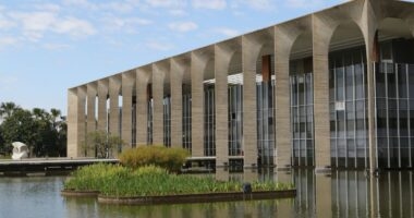 Artigo: Itamaraty abre postos para ajudar brasileiros a deixar a Ucrânia