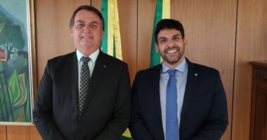 Artigo: Coluna diz que ex-PM baiano é sócio de empresas com filho de Bolsonaro sediadas no mesmo endereço nos EUA